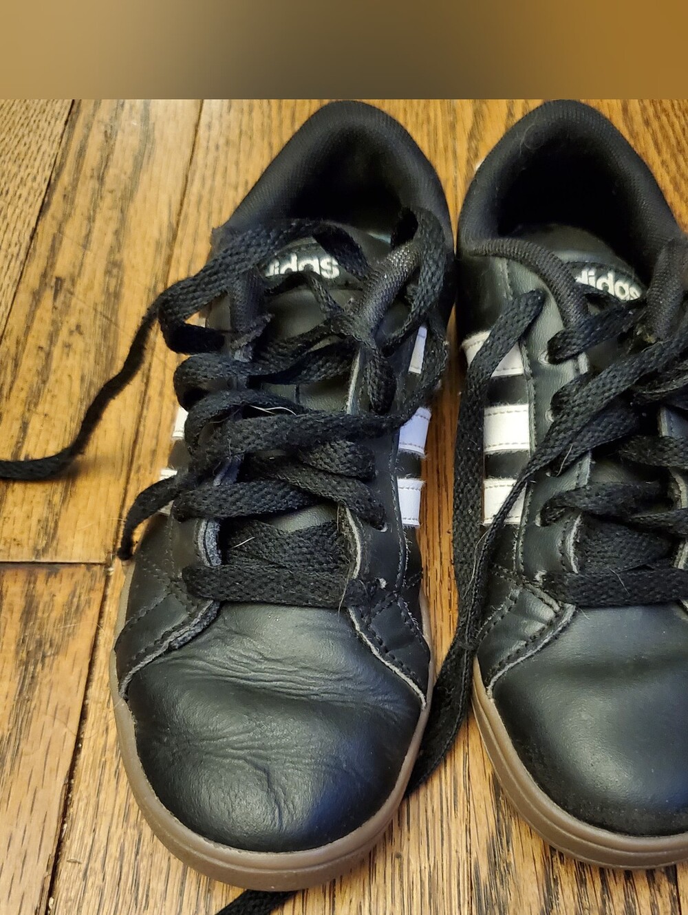 Adidas Boy Size 1 Black Sneaker